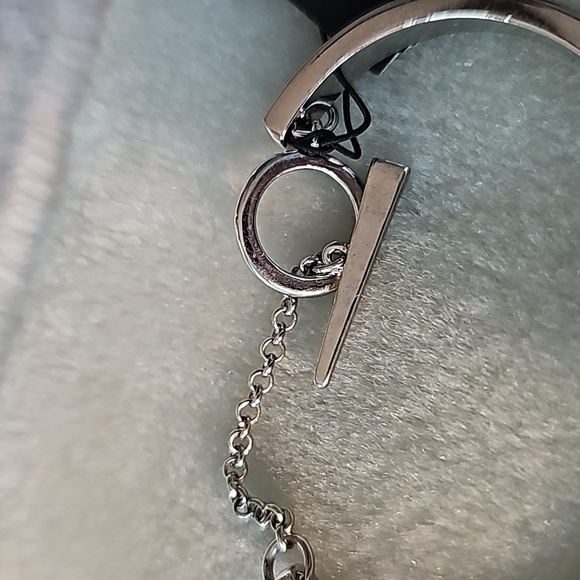 Guess bracelet silver G dangling from open cuff w catch chain new LOT729 - Picture 5 of 7